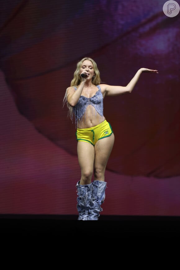 Rock in Rio 2024: Zara Larsson, uma das performes da noite, se destacou com um look mínimo em homenagem ao Brasil