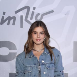 Rock in Rio 2024: Camila Queiroz apostou no metalizado brilhante com camisa jeans