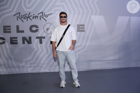 Rock in Rio 2024: Klebber Toledo escolheu o jeans e camiseta branca simples para os shows da noite