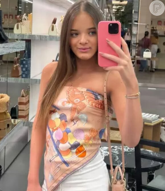 Rafaella fez um clique em frente ao espelho usando uma peça da Hermès. A peça de estampa "Tea For Two" de fundo rosa está à venda no Brasil por R$ 3.925, mas nas cores laranja e azul.