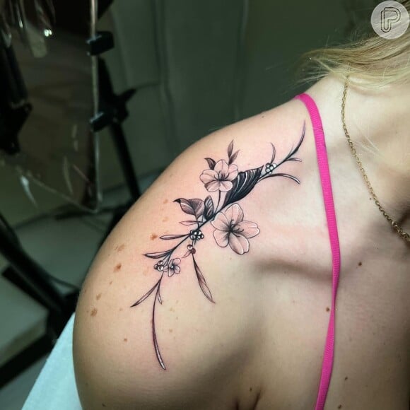 Virgínia Fonseca fez um ramo de flores no lugar de tatuagem para o ex