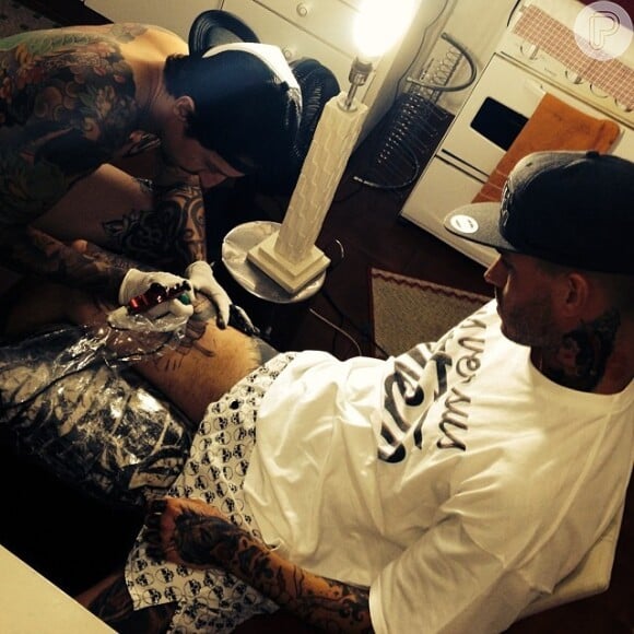 Mateus Verdelho já tinha postado uma foto anteriormente durante uma sessão de tatuagem