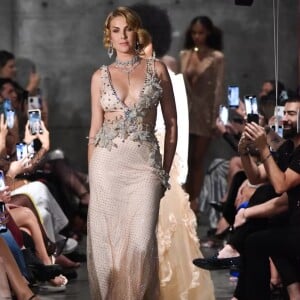 A peça cheia de cristais usada por Ana Hickmann realmente brilhou durante o desfile de Letícia Manzan.