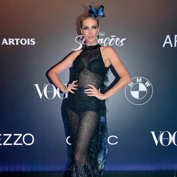 Para o Baile da Vogue, em 2018, Ana Hickmann usou um vestido preto, com transparência, de Letícia Manzan, que tinha até asa de borboletas. No cabelo, um acessório azul. Lindo!