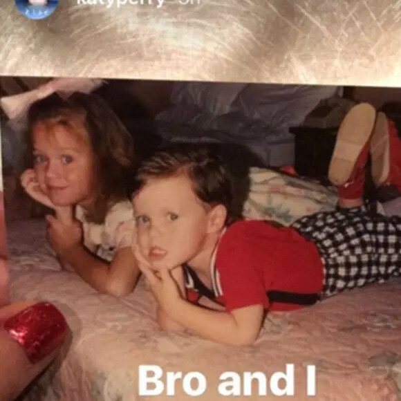 Katy Perry publicou uma foto em suas redes sociais com seu irmão, também super fofo.