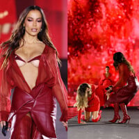 Anitta socorre Belinda após cantora tropeçar e sofrer queda de joelhos na Semana de Moda em Paris. Veja fotos!