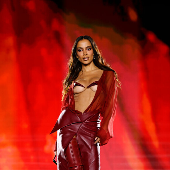 Anitta foi ovacionada na semana de moda de Paris