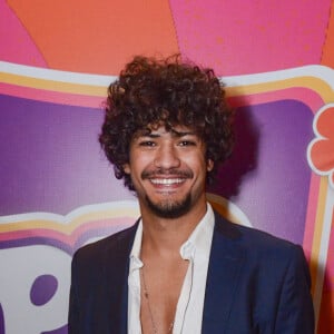 Ex-Chiquititas e ex-BBB, Gabriel Santana deixou o peitoral à mostra no Prêmio Jovem Brasileiro 2024