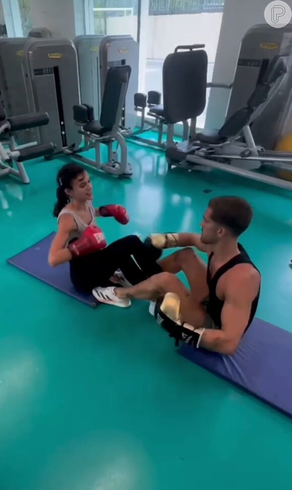 Bruna Marquezine e João Guilherme fizeram muitos abdominais enquanto fortaleceram os braços