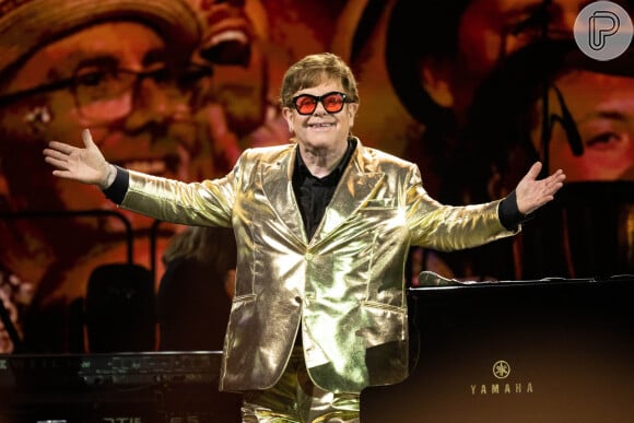 Elton John cita inúmeras cirurgias que teve que passar ao longo dos anos