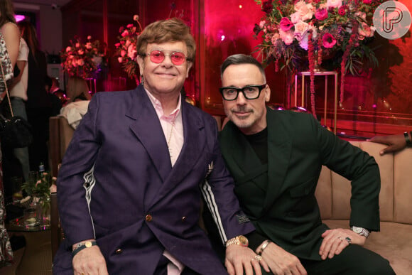 Elton John é casado com o cineasta David Furnish e relacionamento já ultrapassa três décadas