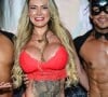 Andressa Urach foi de lingerie vermelha à sua festa de 37 anos, mostrou língua bifurcada, e deu beijo na primeira Miss Bumbum