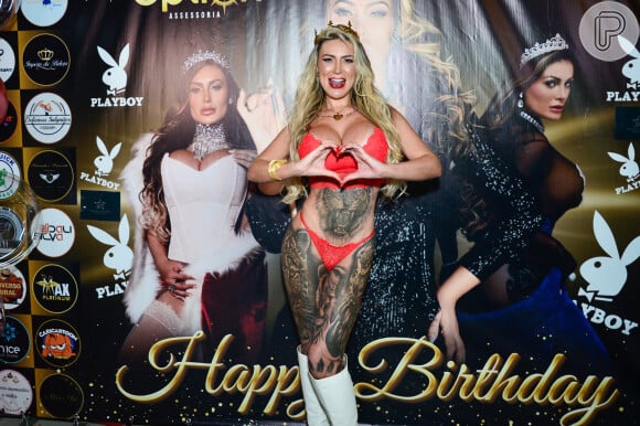 Andressa Urach surgiu sexy para festa de aniversário antecipada