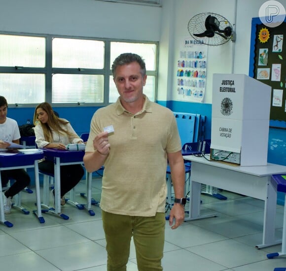 Com tom esverdeado, Luciano Huck vota no RJ