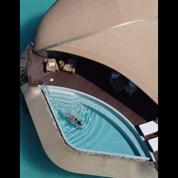 De maiô cavado, Bruna Biancardi se refrescou em piscina de resort de luxo após comemorar 1 ano da filha, Mavie