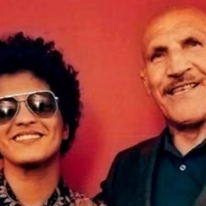 Bruno Mars com Bruno Sammartino em 2017, um ano antes da morte do lutador