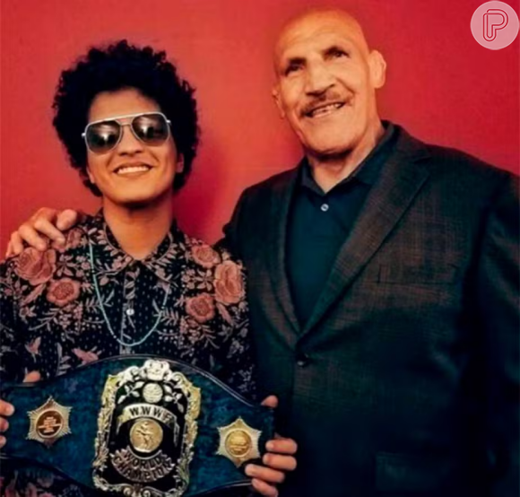 Bruno Mars com Bruno Sammartino em 2017, um ano antes da morte do lutador