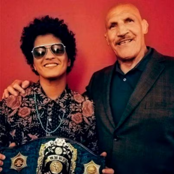 Bruno Mars com Bruno Sammartino em 2017, um ano antes da morte do lutador