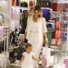Guilhermina Guinle curte passeio com a filha, Minna, em shopping do Rio, nesta quarta-feira, 28 de janeiro de 2015