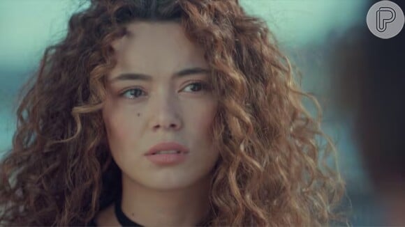 Novela 'Força de Mulher': Sirin foge de Bahar com a ajuda de Hatice, escapando pela porta dos fundos para evitar o confronto