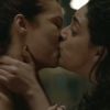 'Felizes para Sempre?': Denise (Paolla Oliveira) beija a namorada, Daniela (Martha Nowill), depois de fazer um programa com Cláudio (Enrique Diaz)