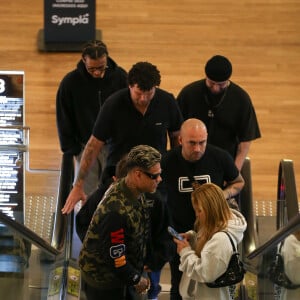 Cercado de seguranças, MC Cabelinho foi com Flavia Saraiva a cinema de shopping assessoria da ginasta já negou que a atleta tenha relação mais íntima com o funkeiro