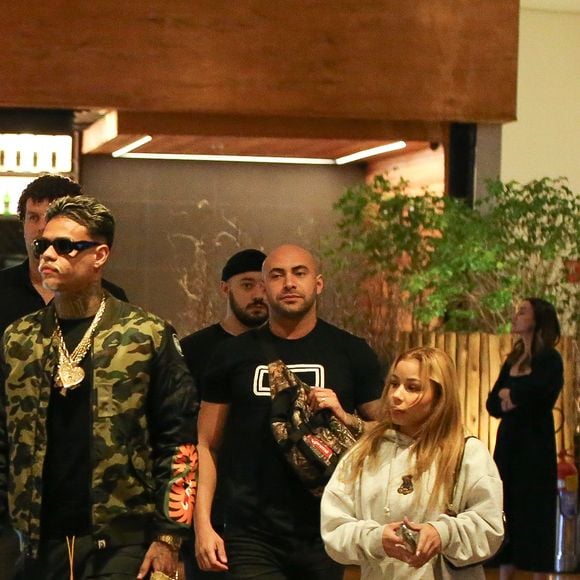 MC Cabelinho foi cercado por seguranças em dia de cinema com Flavia Saraiva
