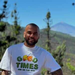 Daniel Alves vestia uma camisa com os dizeres 'Good times are on the way' ('Bons tempos estão chegando', em tradução livre)