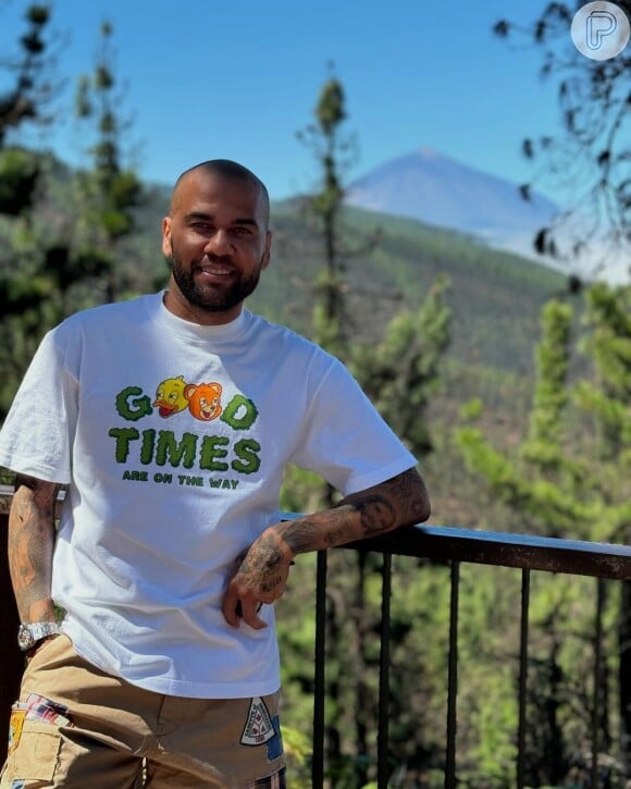 Daniel Alves vestia uma camisa com os dizeres 'Good times are on the way' ('Bons tempos estão chegando', em tradução livre)