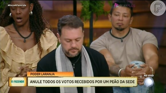 'A Fazenda 16': A primeira etapa da formação começou com Sidney Sampaio, que leu os poderes do lampião e, então, teve que passar um deles para outro peão. O ator, então, deu o pergaminho laranja para o Albert Bressan