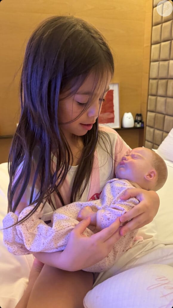 Zoe, filha de Sabrina Sato, apareceu brincando com uma boneca baby reborn. Estaria a pequena treinando para cuidar do irmãozinho?