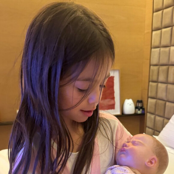 Zoe, filha de Sabrina Sato, apareceu brincando com uma boneca baby reborn. Estaria a pequena treinando para cuidar do irmãozinho?