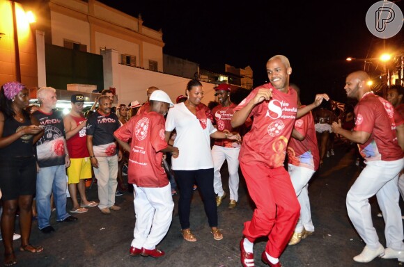 Queen Latifah dança com passistas em ensaio de rua do Salgueiro