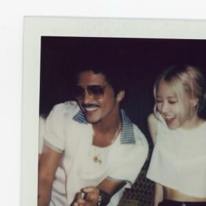 Rosé publicou uma foto ao lado de Bruno Mars