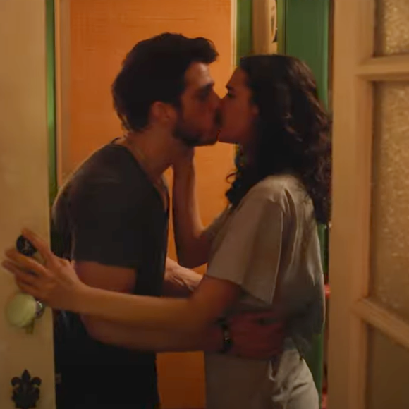 'Amor da Minha Vida': Bruna Marquezine beija o ator João Villa em série