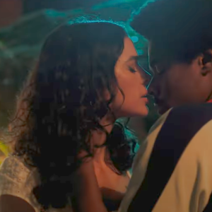 'Amor da Minha Vida': Bruna Marquezine beija o ator David Reis em série