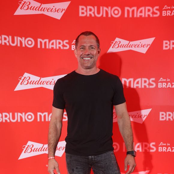 Malvino Salvador escolheu calça jeans cinza e camisa preta para o show de Bruno Mars