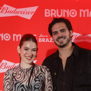 Ana Clara elegeu transparência e foi acompanhada do marido, Bruno Tumoli, ao show de Bruno Mars