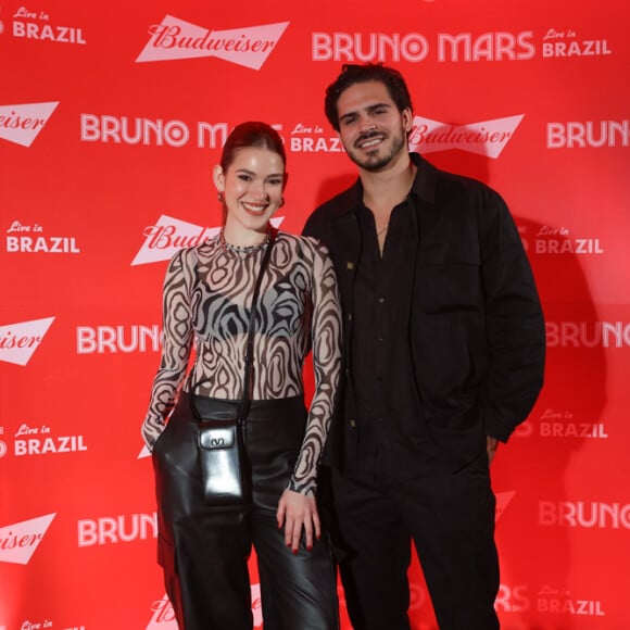 Ana Clara elegeu transparência e foi acompanhada do marido, Bruno Tumoli, ao show de Bruno Mars