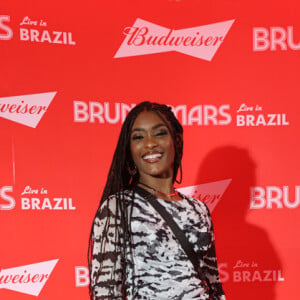 Erika Januza optou por um vestido curto estampado de mangas longas para o show de Bruno Mars em 19 de outubro de 2024