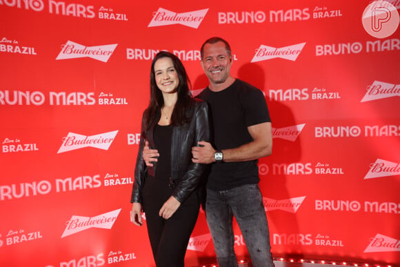 Kyra Gracie e Malvino Salvador prestigiaram o show de Bruno Mars no Rio de Janeiro