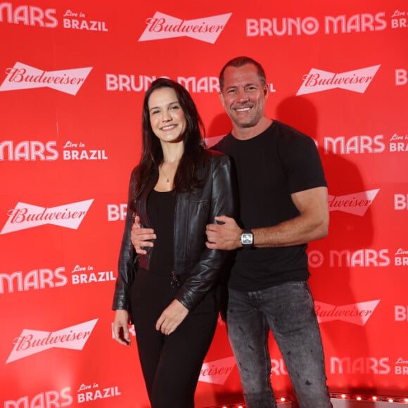 Kyra Gracie e Malvino Salvador prestigiaram o show de Bruno Mars no Rio de Janeiro