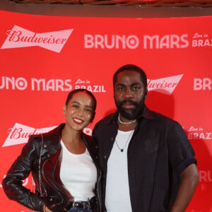 Lázaro Ramos e Taís Araujo foi outro casal famoso a curtir o show de Bruno Mars no Rio de Janeiro