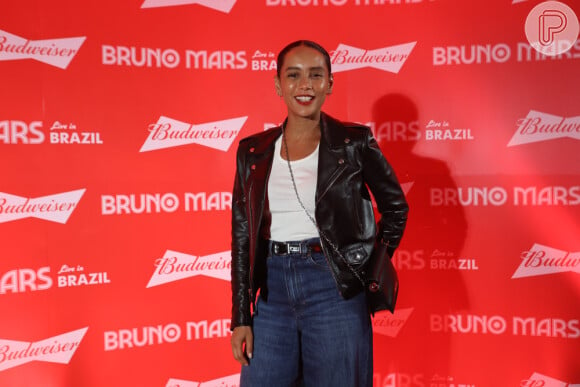 Taís Araujo elegeu calça jeans e jaqueta de couro para o show de Bruno Mars no Rio de Janeiro