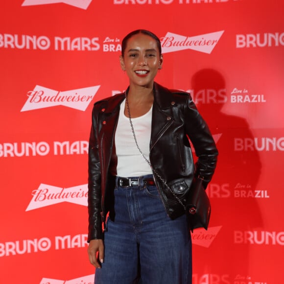 Taís Araujo elegeu calça jeans e jaqueta de couro para o show de Bruno Mars no Rio de Janeiro