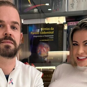 Em uma foto com um cirurgião plástico, Andressa Urach disse ter realizado mais de 30 plásticas