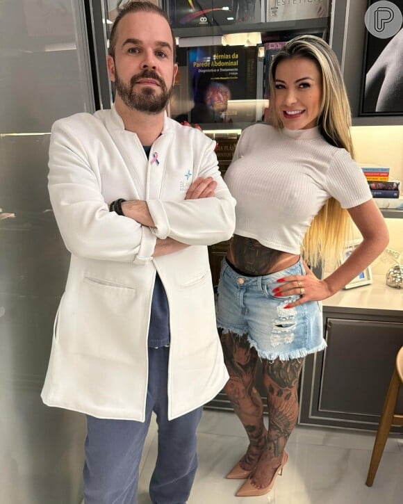 Em uma foto com um cirurgião plástico, Andressa Urach disse ter realizado mais de 30 plásticas