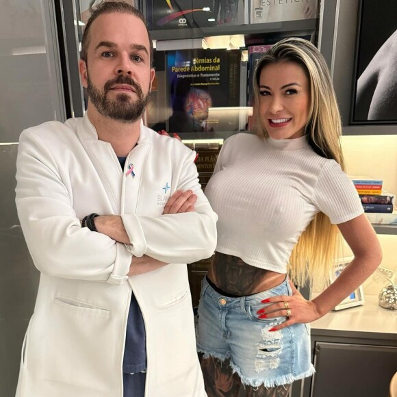 Em uma foto com um cirurgião plástico, Andressa Urach disse ter realizado mais de 30 plásticas