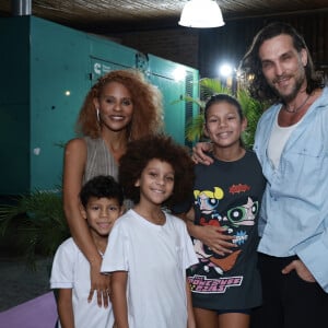 Igor Rickli e Aline Wirley levaram os filhos, Antonio, Fátima e Will, à festa de aniversário da filha de Tatá Werneck e Rafael Vitti