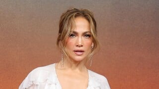 Nada de pizza e cereais: dieta que mantém o corpo de Jennifer Lopez aos 55 anos tem peito de frango, azeite e até carne vermelha